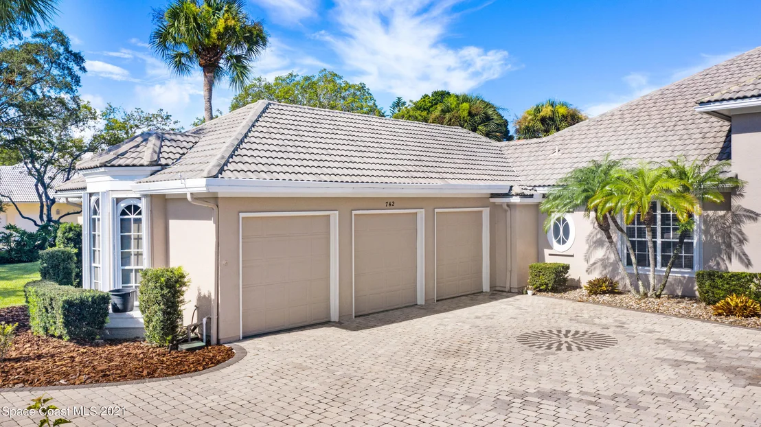 Photo of 742 Glengarry Drive