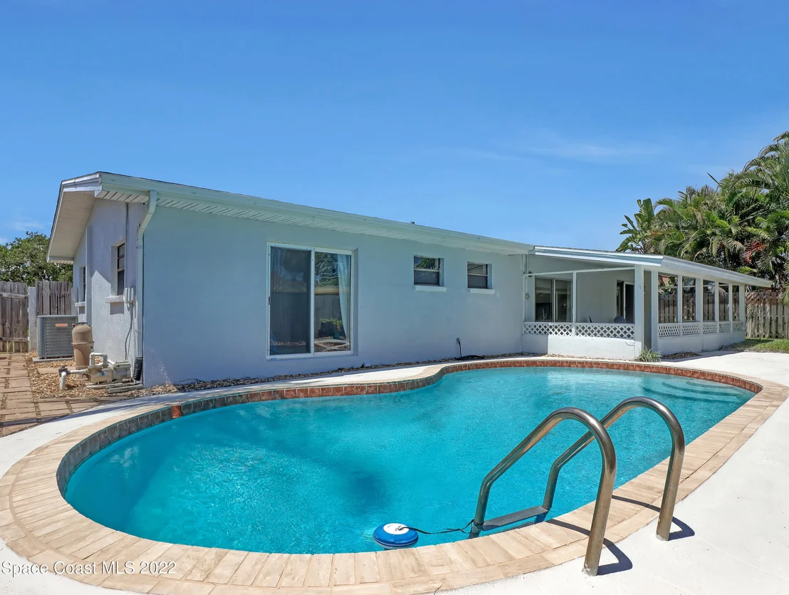 Photo of 619 N Robert Way