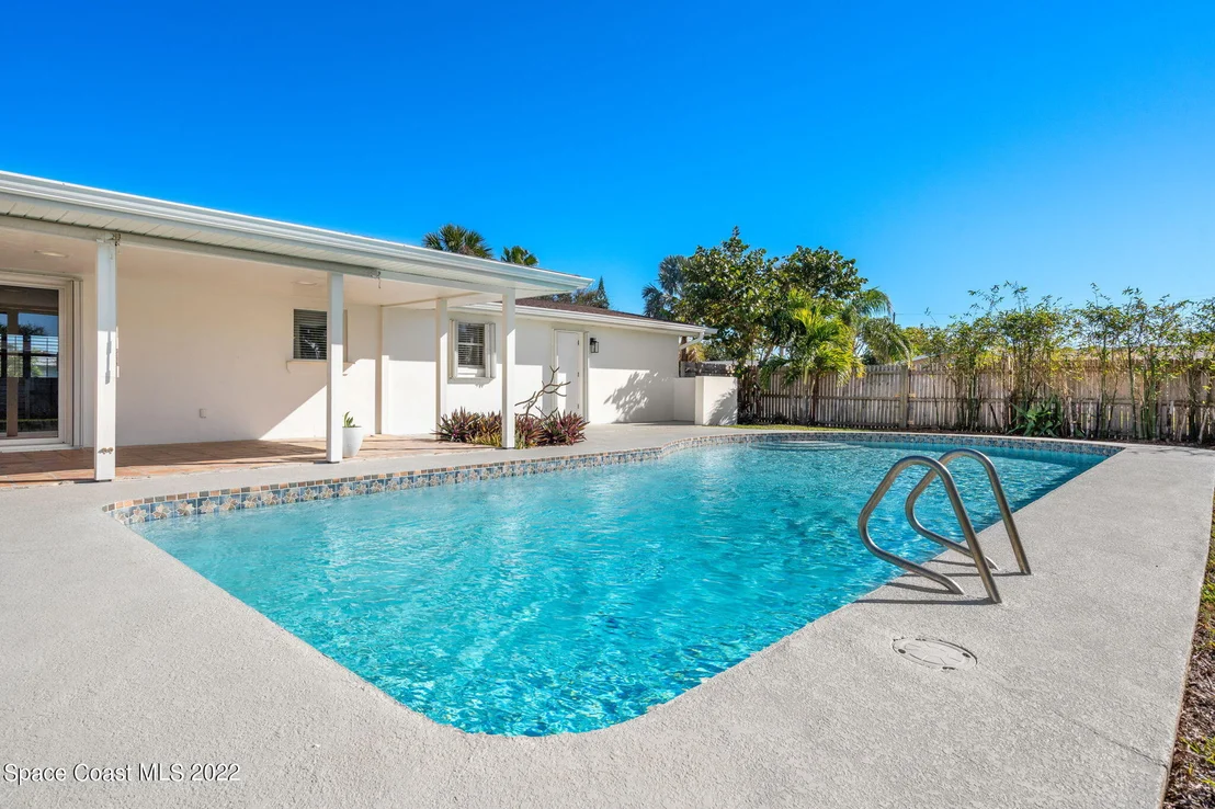 Photo of 644 N Robert Way