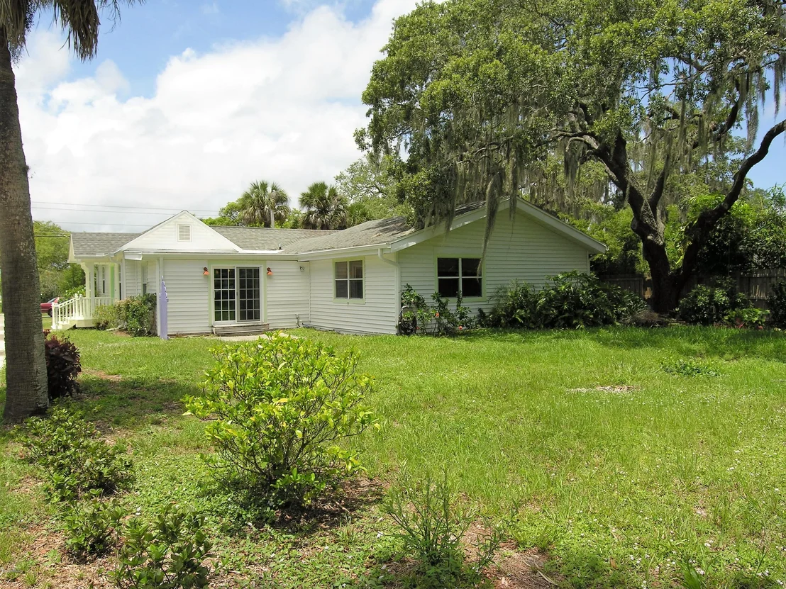 Photo of 736 Aurora Road