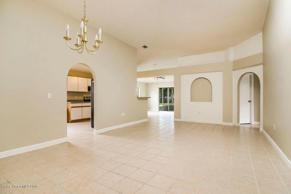 Photo of 1123 White Oak Circle