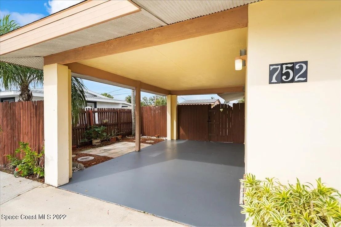 Photo of 752 Bianca Drive NE