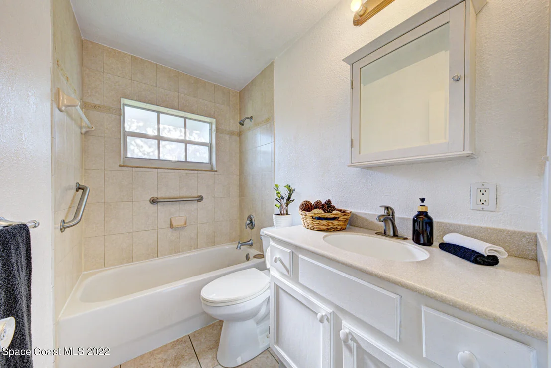 Photo of 1121 Daytona Drive NE