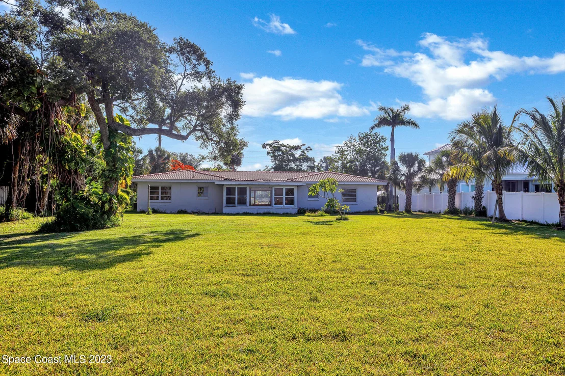 Photo of 804 S Riverside Drive