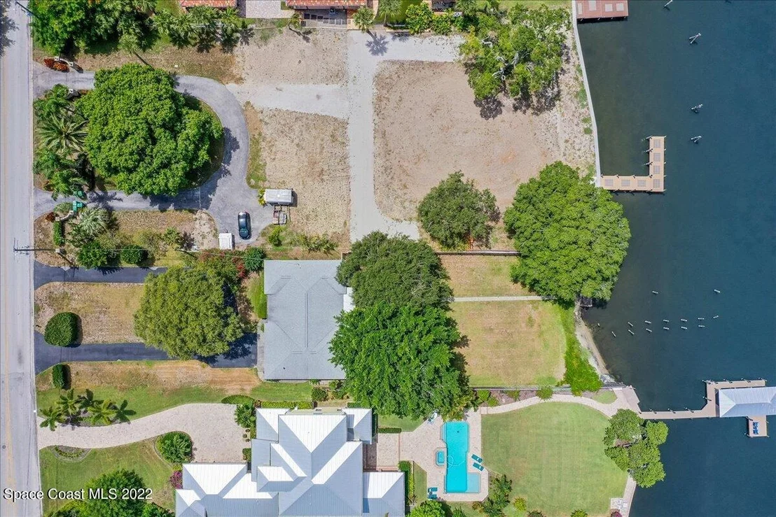 Photo of 300 S Riverside Drive