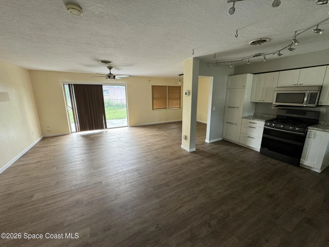 Photo of 1405 E Stetson Drive E