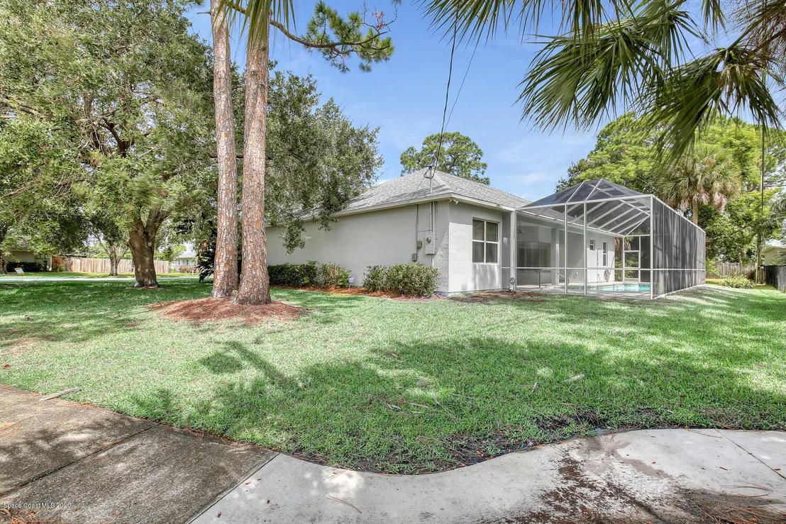 Photo of 975 Pineland Drive