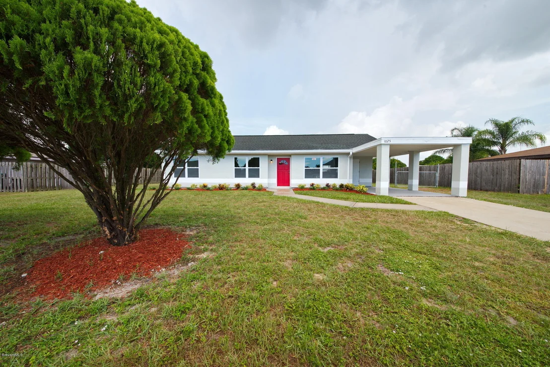 Photo of 1025 Riviera Drive NE