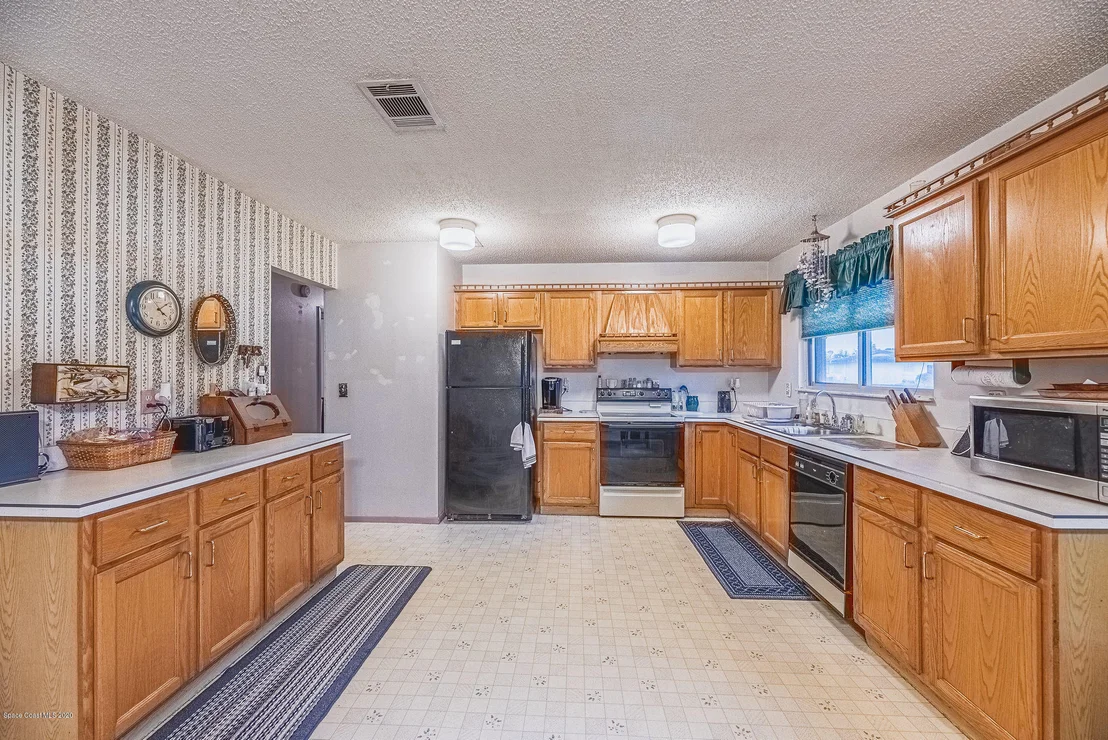 Photo of 997 Cadillac Drive NE