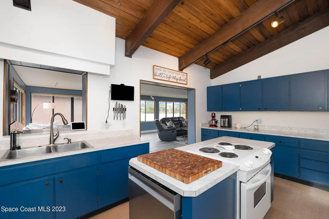 Photo of 320 Bayhead Drive