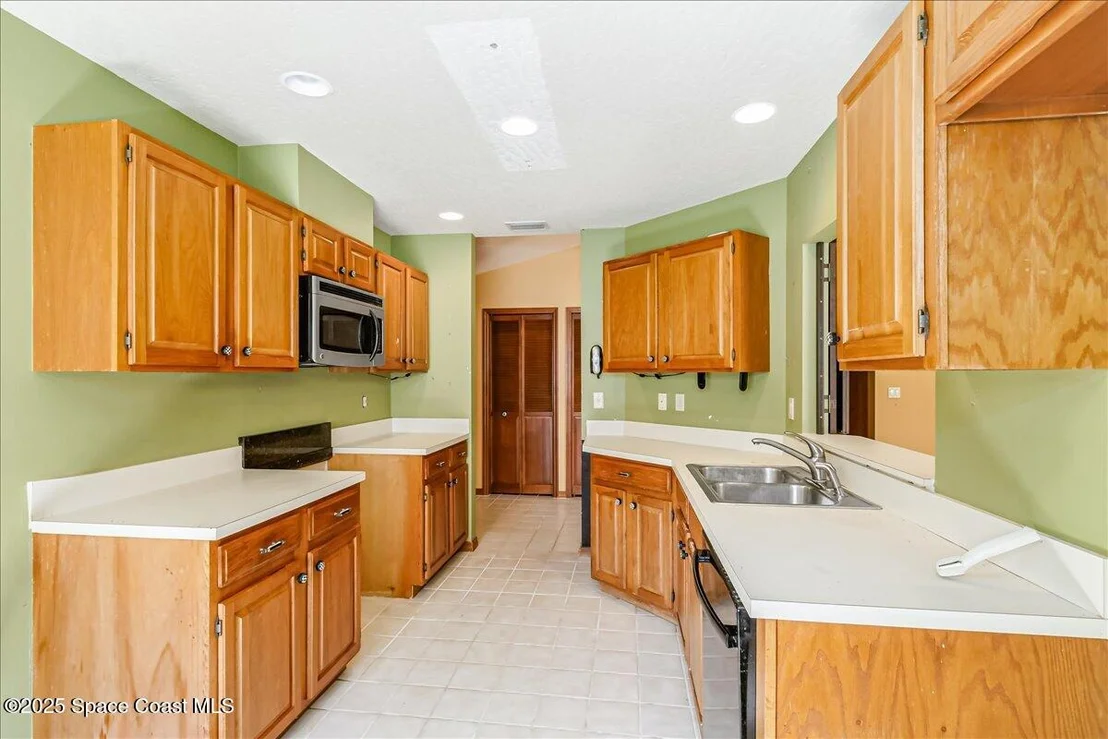 Photo of 883 Ridge Lake Drive