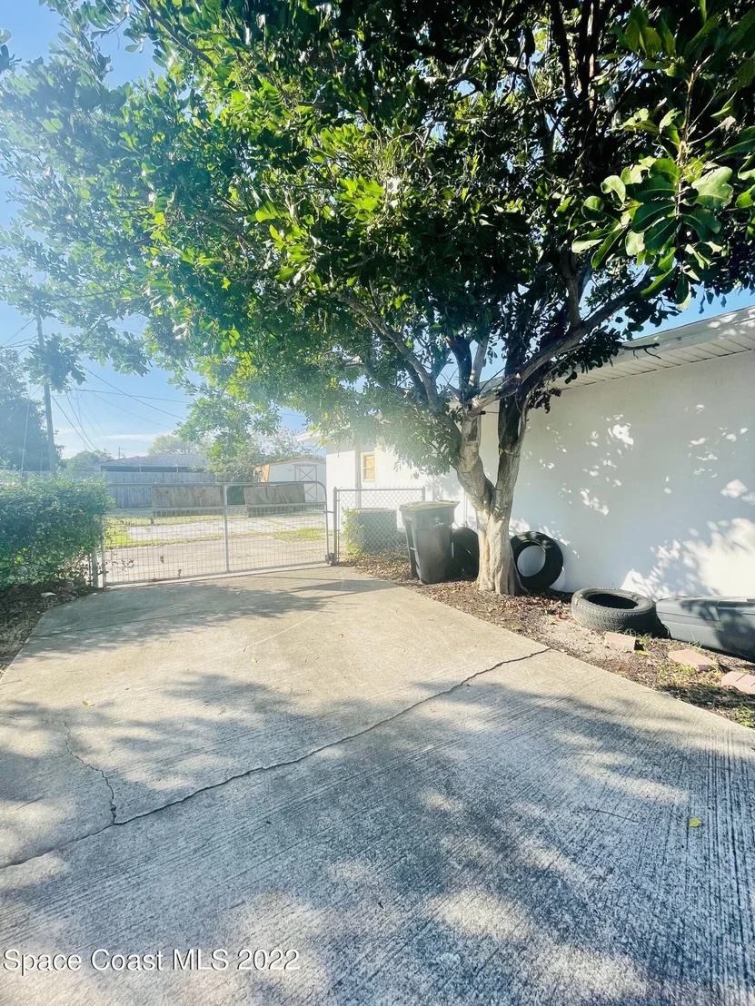 Photo of 810 Edwards Street NE