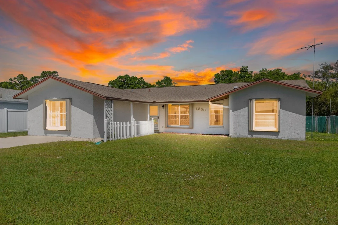 Photo of 2858 Pembroke Road