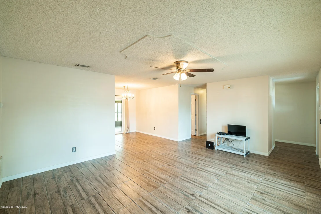 Photo of 2898 Corbusier Drive