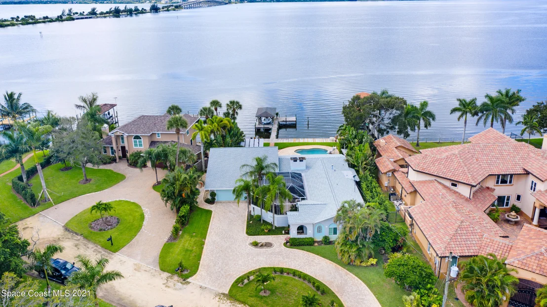 Photo of 600 N Riverside Drive