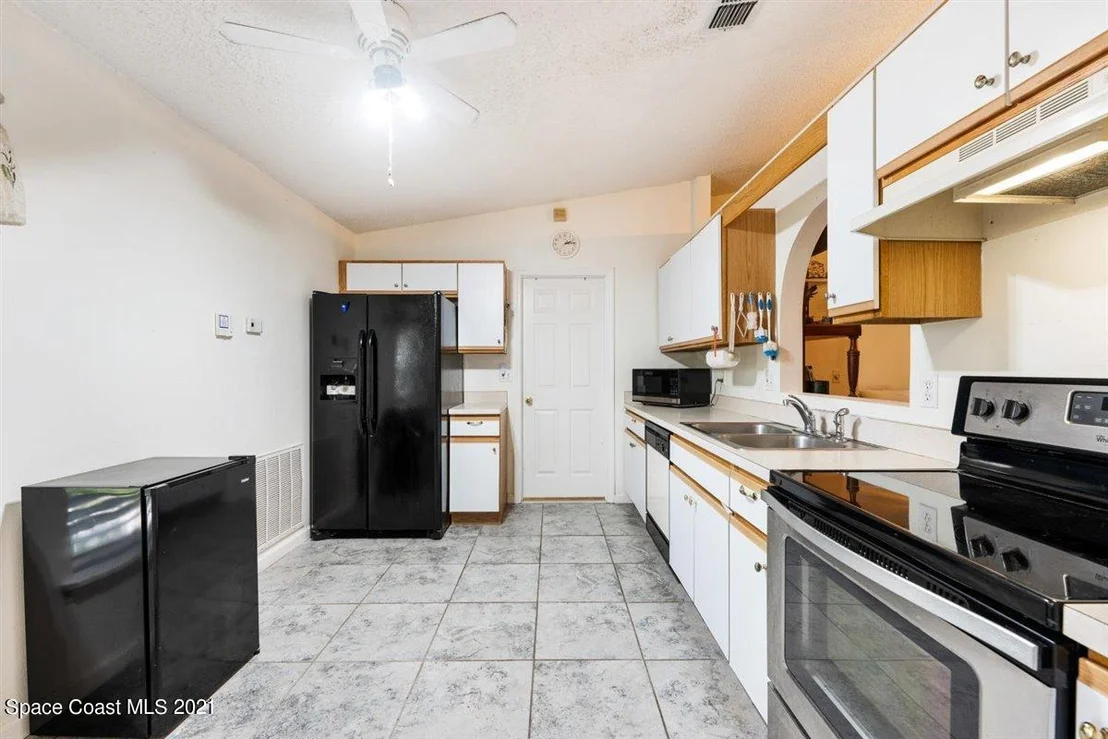 Photo of 1209 White Oak Circle
