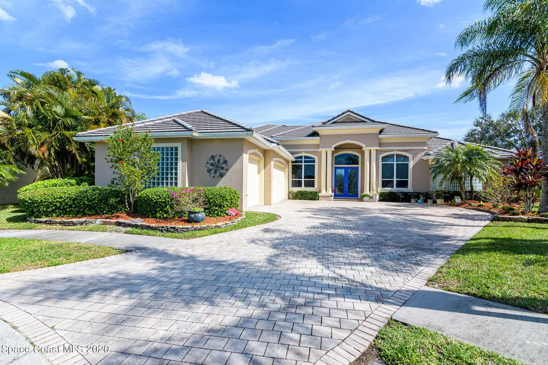 Photo of 975 Chatsworth Drive