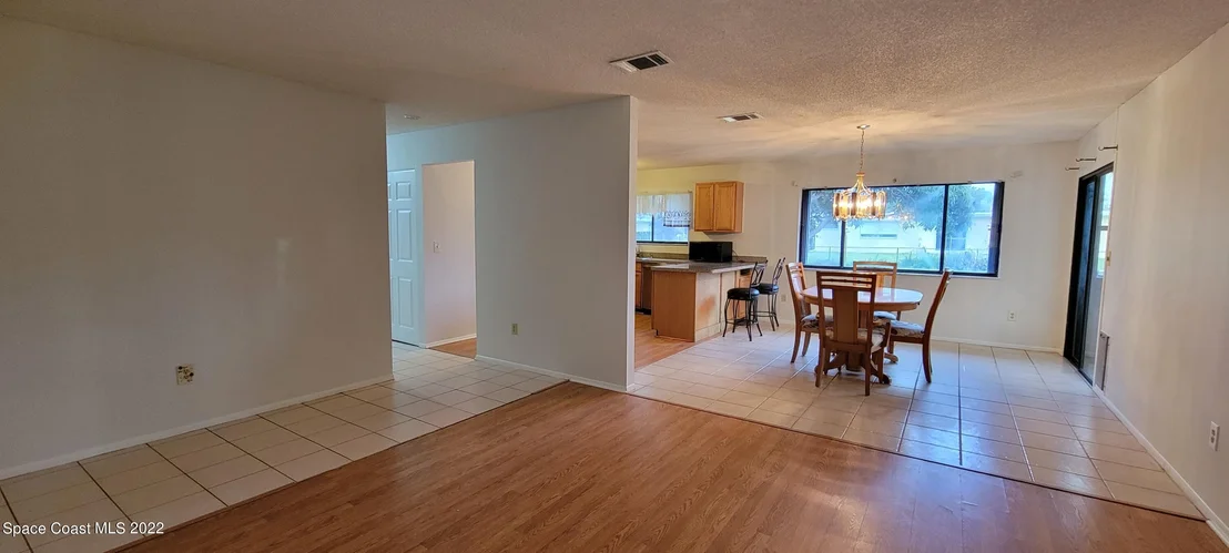 Photo of 981 Cadillac Drive NE
