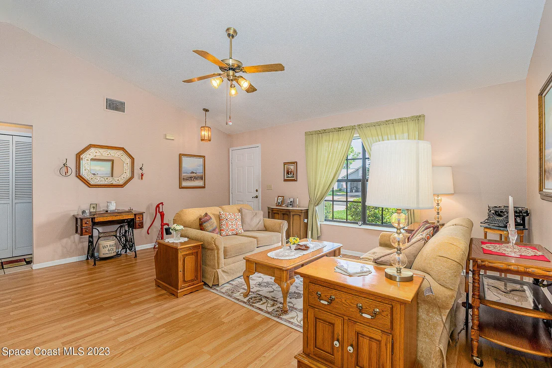Photo of 1241 Lakeview Drive