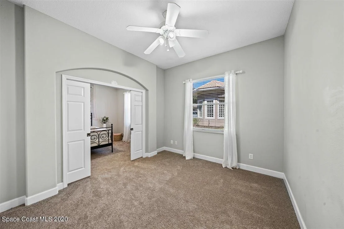 Photo of 925 Chatsworth Drive