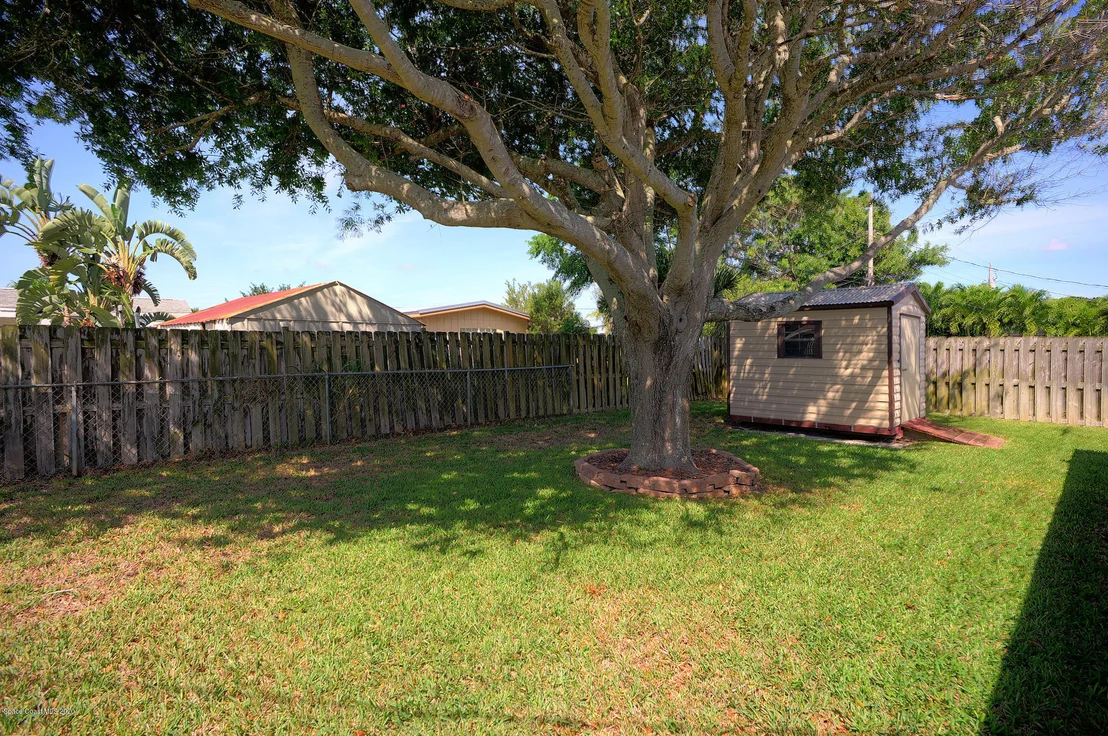 Photo of 930 Darwin Lane NE