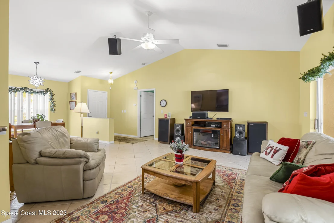 Photo of 1020 Meadowbrook Road NE