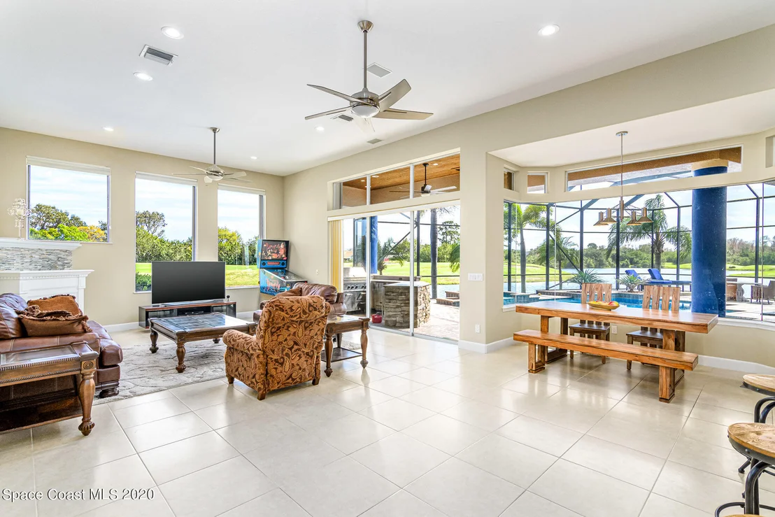Photo of 975 Chatsworth Drive