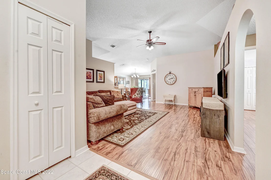 Photo of 1153 White Oak Circle