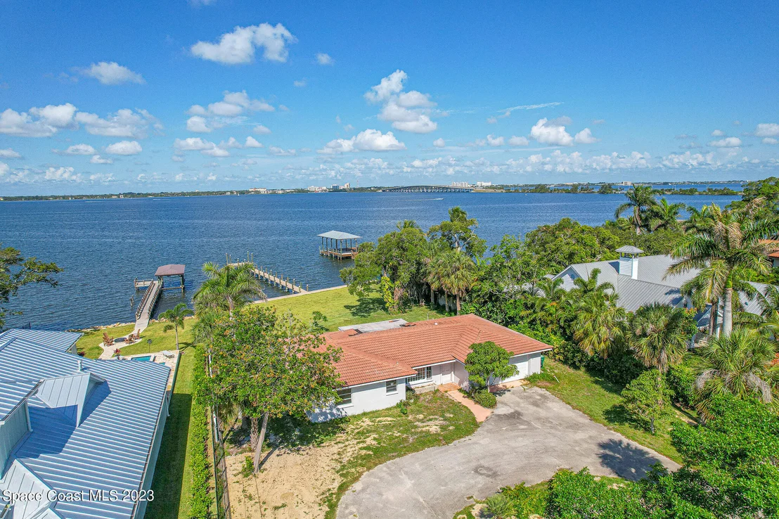 Photo of 804 S Riverside Drive