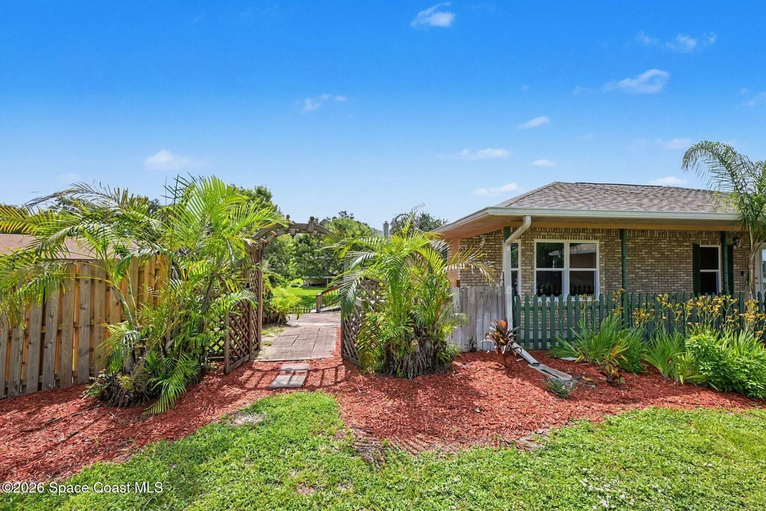 Photo of 1019 Mandarin Drive NE