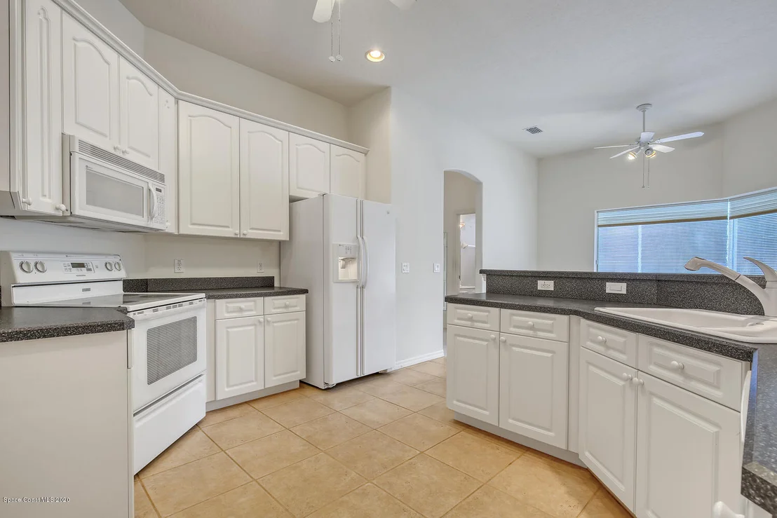 Photo of 975 Pineland Drive