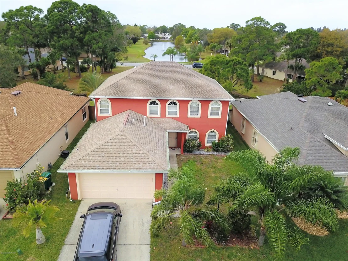 Photo of 1229 White Oak Circle