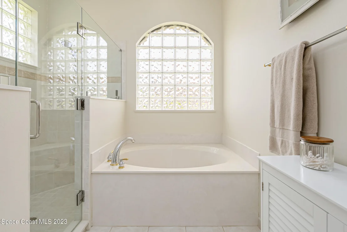 Photo of 844 Chatsworth Drive