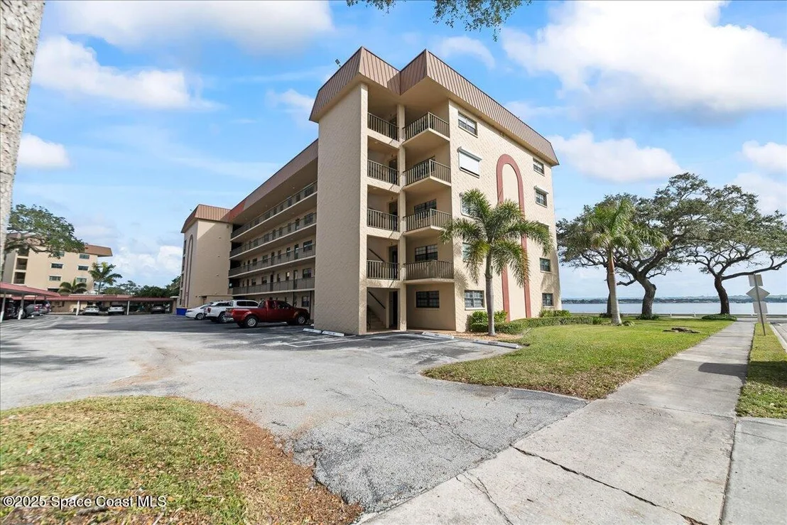 Photo of Unit 303 at 1049 Rockledge Drive