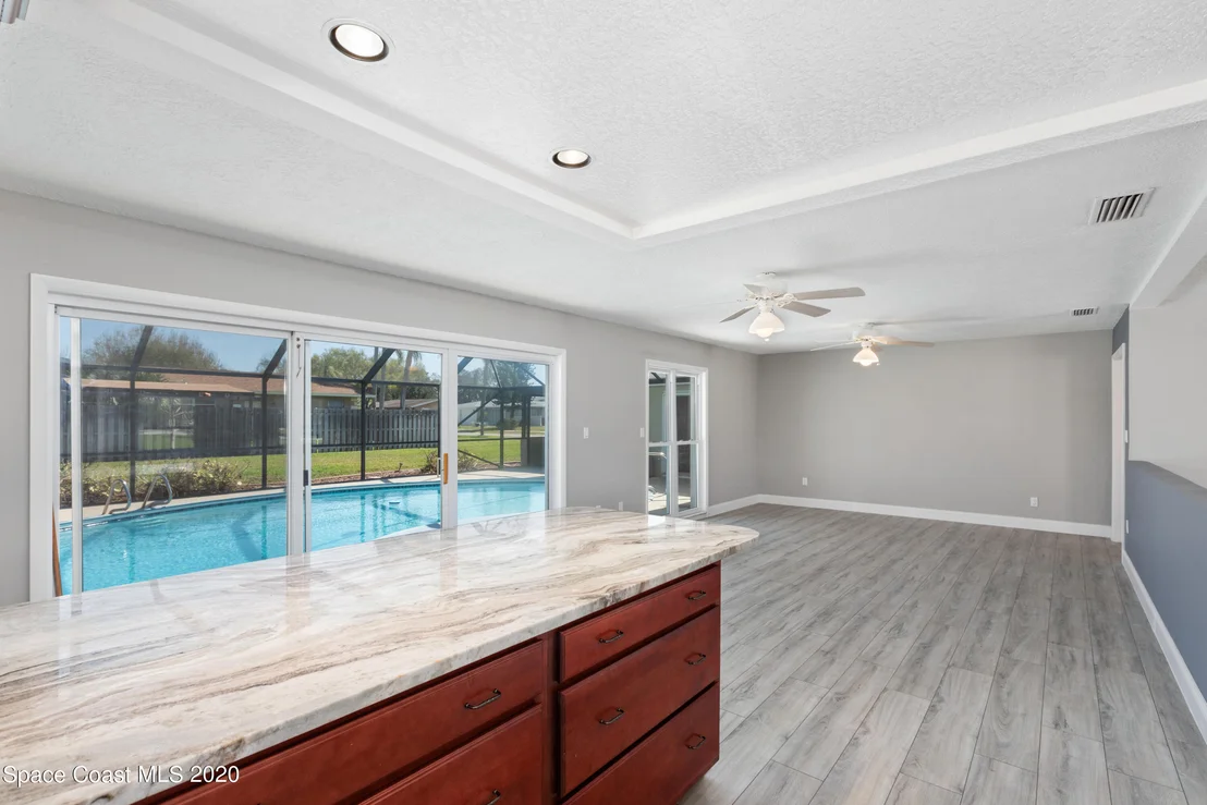 Photo of 609 Roberts Lane NE