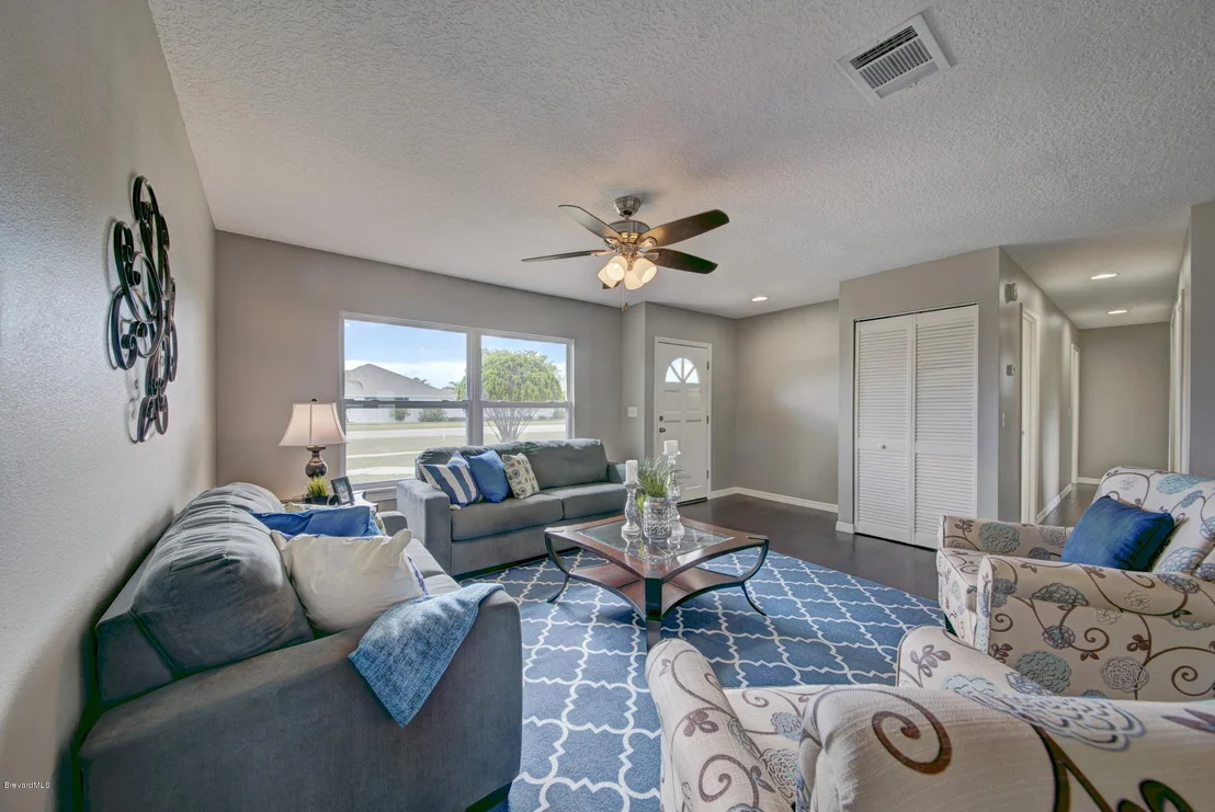 Photo of 1025 Riviera Drive NE