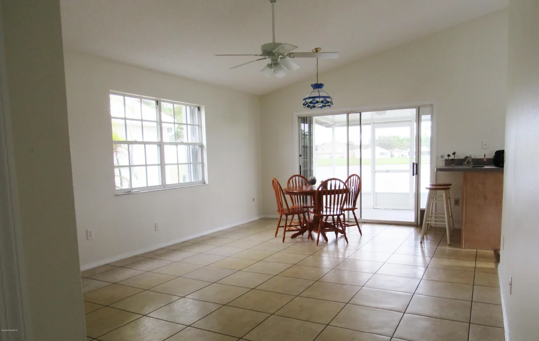 Photo of 975 Wateroak Drive NE