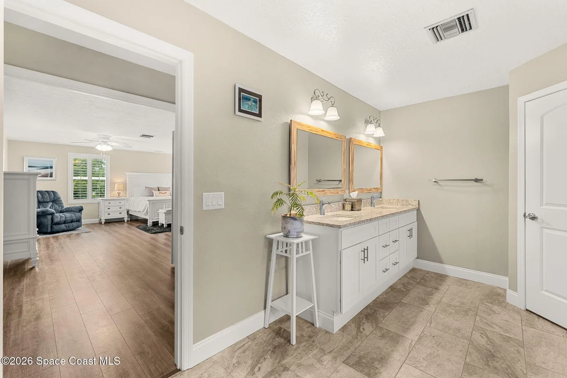 Photo of 5687 Holden Road