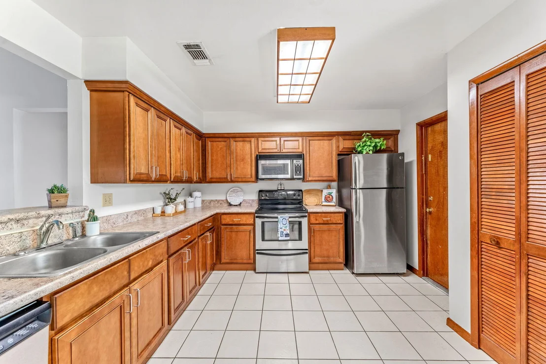 Photo of 877 Yellow Pine Avenue
