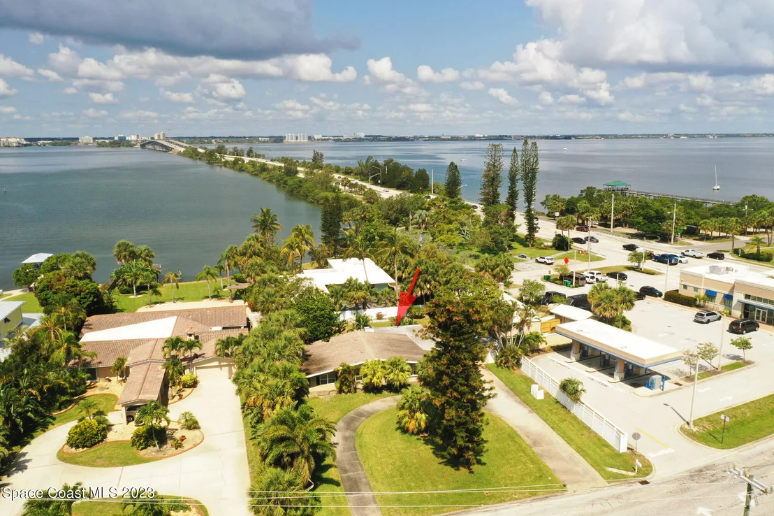 Photo of 204 S Riverside Drive