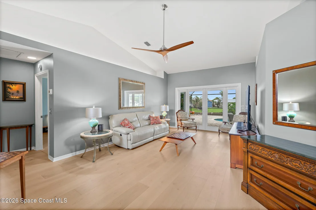 Photo of 2318 N Riverside Drive
