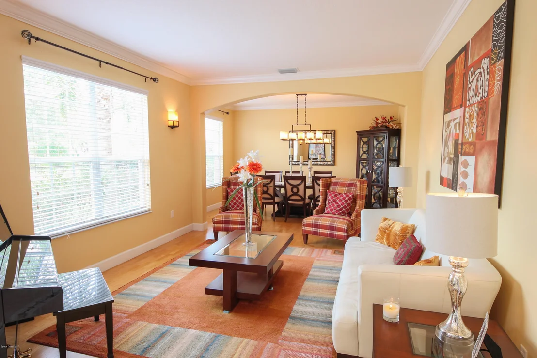 Photo of 885 Chatsworth Drive