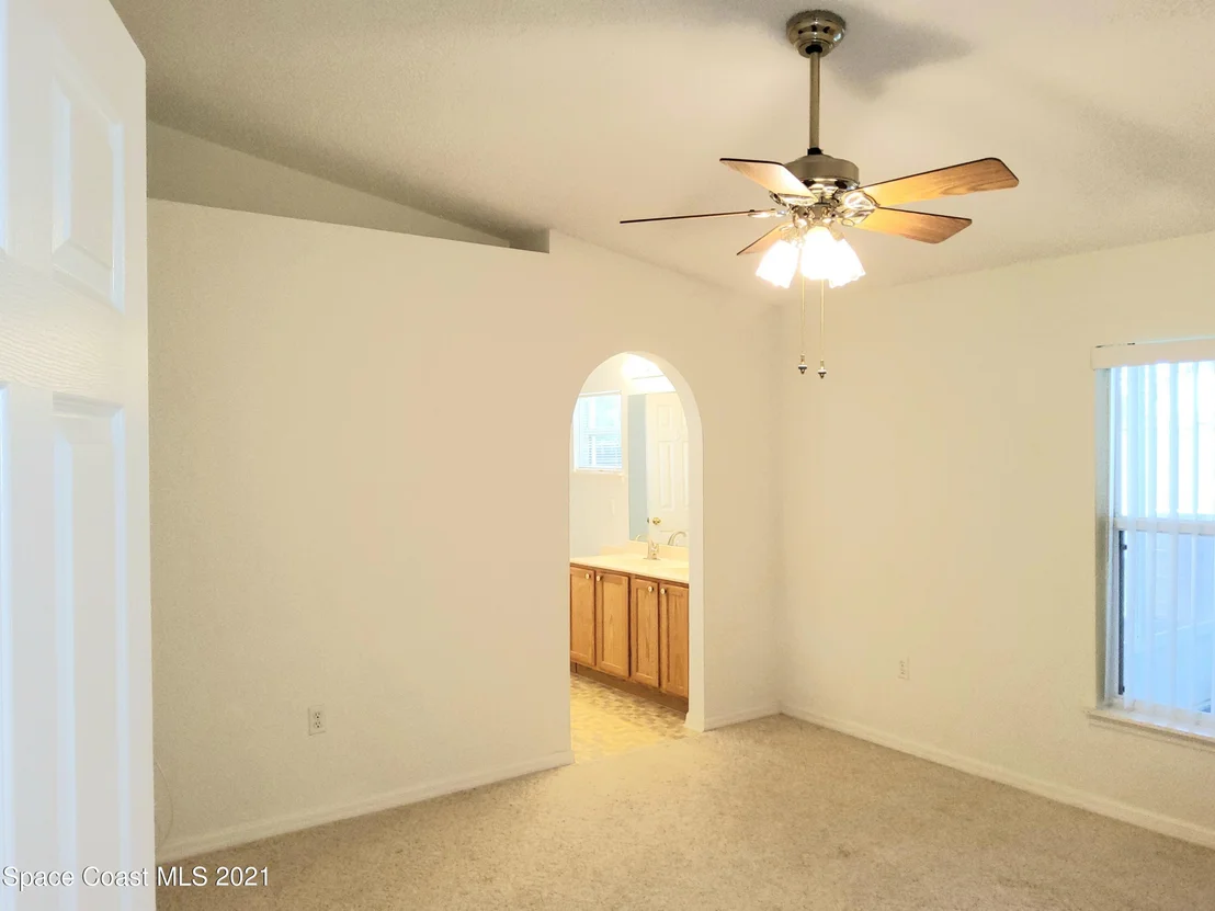 Photo of 1283 White Oak Circle