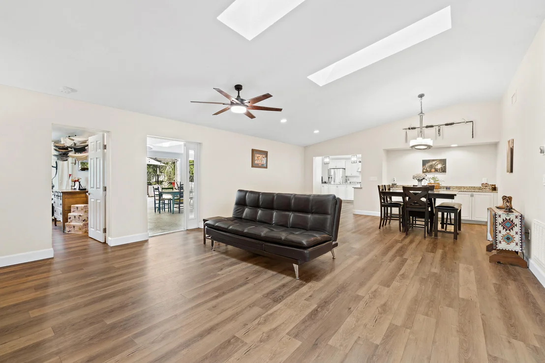 Photo of 810 Knecht Road NE