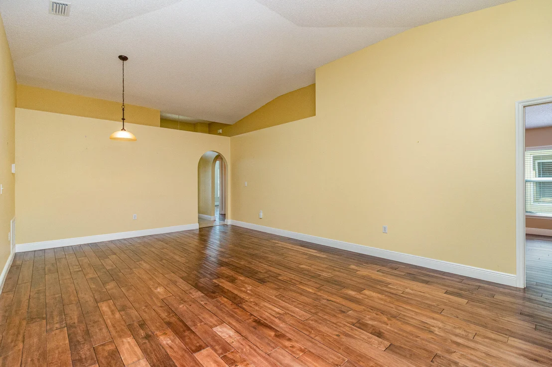 Photo of 1136 White Oak Circle