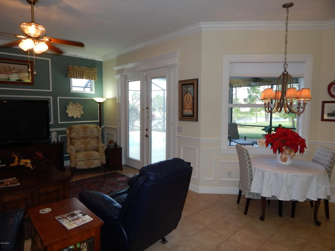 Photo of 211 SE Devlin Court