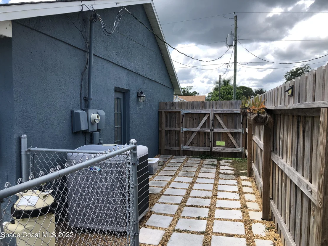 Photo of 6591 Bancroft Avenue