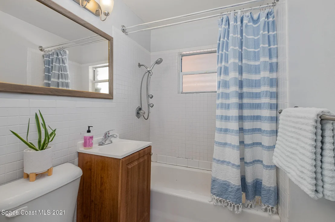 Photo of 1585 Old Colonial Way