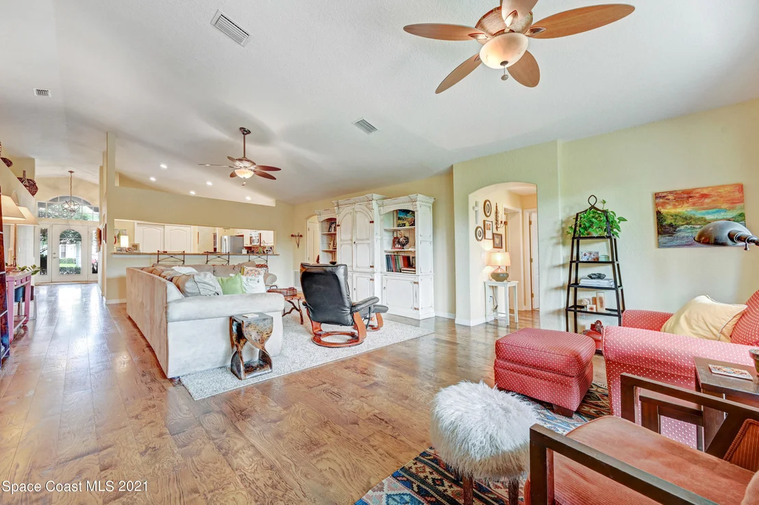 Photo of 992 Carriage Hill Road