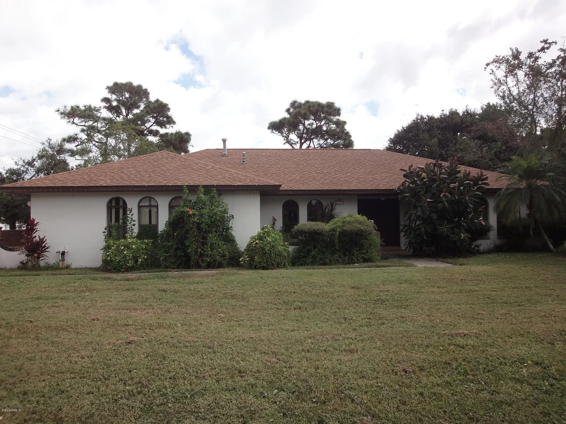 Photo of 2201 Woodlawn Circle